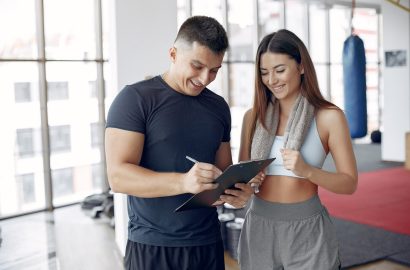 jovenes-deportistas-entrenando-gimnasio-matutino_1157-28954